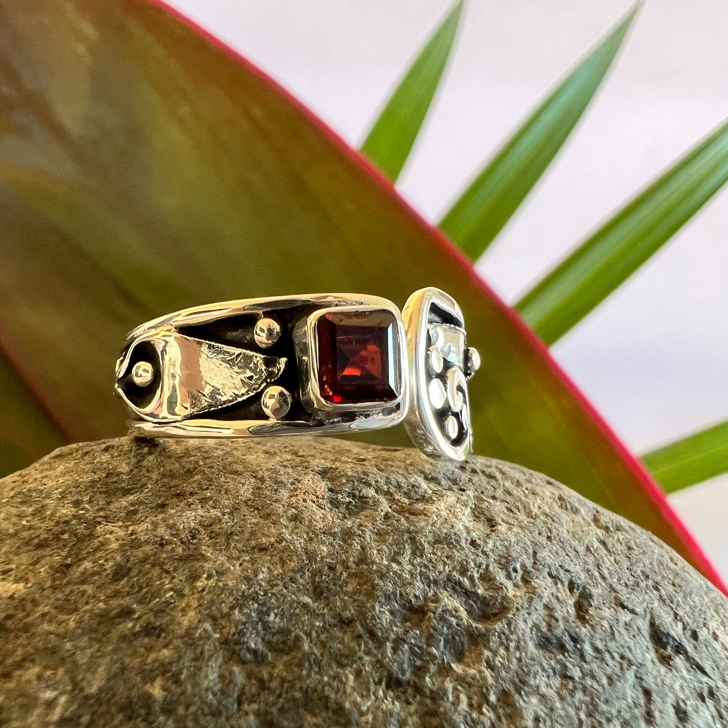 Size 7.5 950 Silver Granate Ring