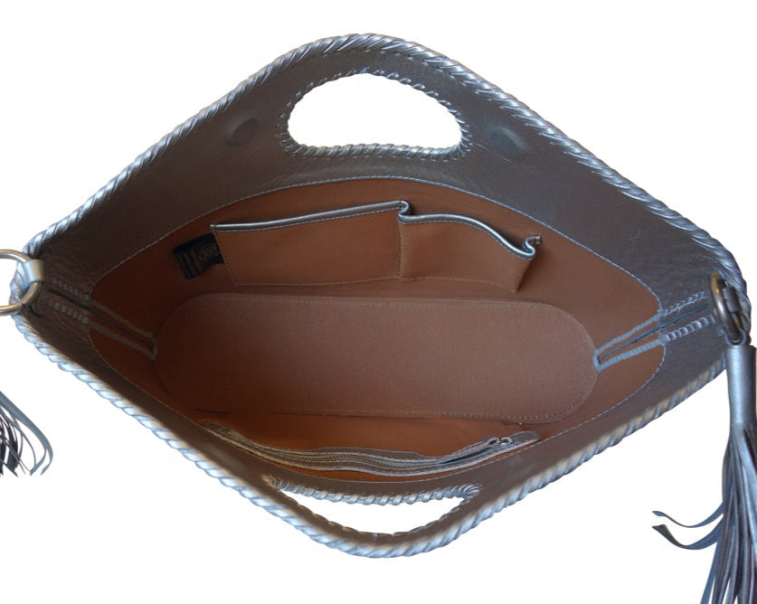 BECAN 17"x4"x11"
Silver Color
Handtooled Leather Handbag